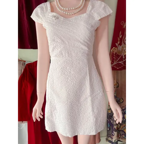 Đầm trắng hoa nổi Hàng có sẵn giao ngay  Size S Giá 290k
