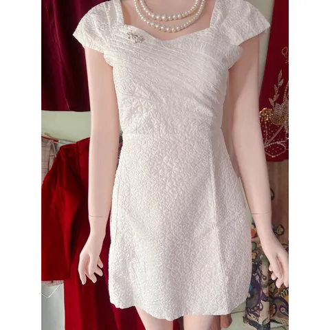 Đầm trắng hoa nổi Hàng có sẵn giao ngay  Size S Giá 290k