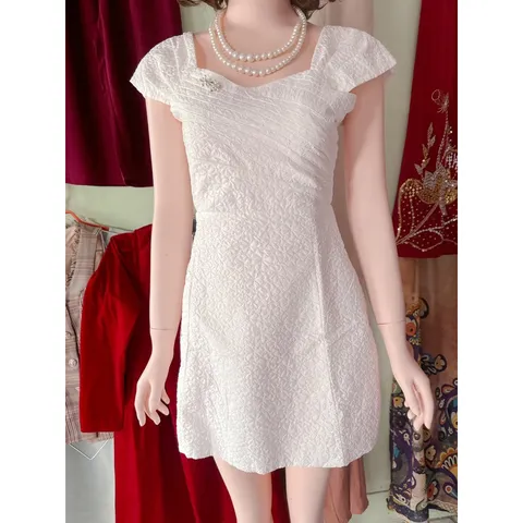 Đầm trắng hoa nổi Hàng có sẵn giao ngay  Size S Giá 290k
