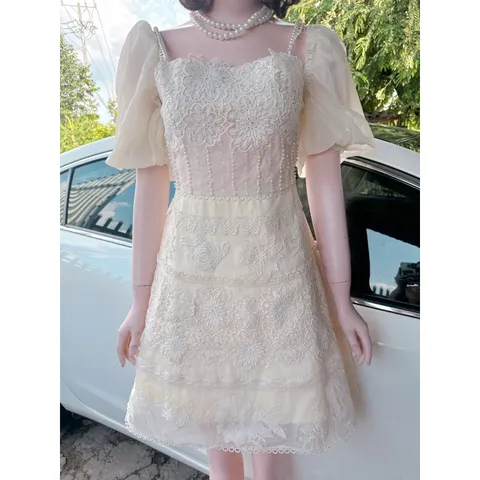 Đầm thiết kế ren phối tafta trễ vai đính kết hoa  Váy được làm từ chất liệu ren phối tafta, bên trong có lót, có mút