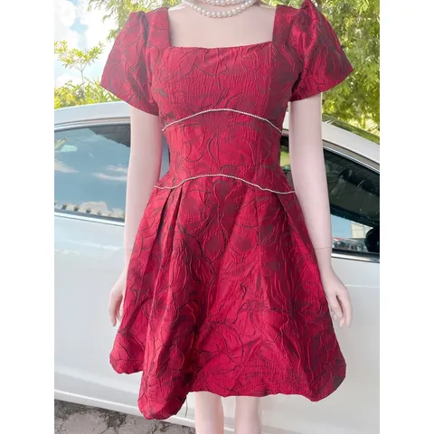 VÁY GẤM ĐỎ VIỀN TRẮNG, có sẵn mút ngực, hàng xịn, đúp lót 2 lớp Giá 350k Hàng coa sẵn giao ngay Chất liệu tapta xịn