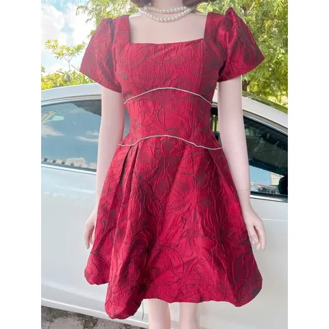 VÁY GẤM ĐỎ VIỀN TRẮNG, có sẵn mút ngực, hàng xịn, đúp lót 2 lớp Giá 350k Hàng coa sẵn giao ngay Chất liệu tapta xịn