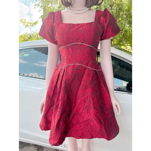 VÁY GẤM ĐỎ VIỀN TRẮNG, có sẵn mút ngực, hàng xịn, đúp lót 2 lớp Giá 350k Hàng coa sẵn giao ngay Chất liệu tapta xịn