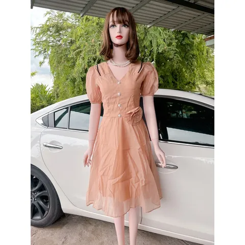 Đầm màu nâu tây đính nơ, có sẵn màu nâu Tây , lưng eo bo chun co giãn dễ mặc  Chất liệu voan tơ 2 lớp ,có sẵn mút ngực