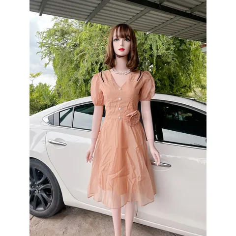 Đầm màu nâu tây đính nơ, có sẵn màu nâu Tây , lưng eo bo chun co giãn dễ mặc  Chất liệu voan tơ 2 lớp ,có sẵn mút ngực