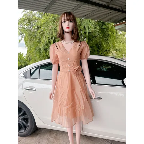 Đầm màu nâu tây đính nơ, có sẵn màu nâu Tây , lưng eo bo chun co giãn dễ mặc  Chất liệu voan tơ 2 lớp ,có sẵn mút ngực