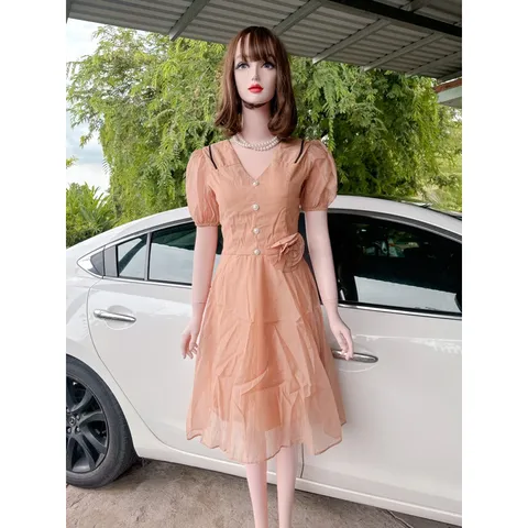 Đầm màu nâu tây đính nơ, có sẵn màu nâu Tây , lưng eo bo chun co giãn dễ mặc  Chất liệu voan tơ 2 lớp ,có sẵn mút ngực