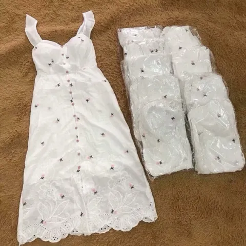 Đầm thô đũi thêu hoa nhí Hàng này là hàng cao cấp thêu từng hoa nhỏ Đầm trắng cánh tiên hoa nhí, có sẵn mút ngực