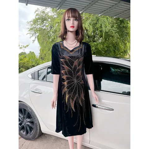 Đầm nhung trung niên đi tiệc đính đá, sang trọng Giá 380k Hàng có sẵn giao ngay Màu đen + màu đỏ đô Dưới 80kg mặc đẹp