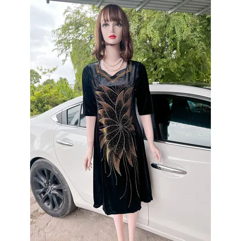 Đầm nhung trung niên đi tiệc đính đá, sang trọng Giá 380k Hàng có sẵn giao ngay Màu đen + màu đỏ đô Dưới 80kg mặc đẹp