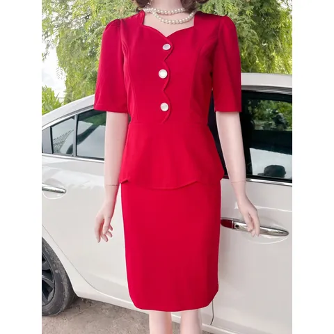 Đầm công sở siêu đẹp phối nút Hàng có sẵn giao ngay  Giá 290k Chất liệu umi Mỹ cao cấp, co giãn dễ mặc  Màu đỏ
