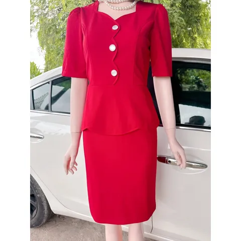 Đầm công sở siêu đẹp phối nút Hàng có sẵn giao ngay  Giá 290k Chất liệu umi Mỹ cao cấp, co giãn dễ mặc  Màu đỏ