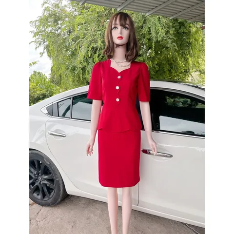 Đầm công sở siêu đẹp phối nút Hàng có sẵn giao ngay  Giá 290k Chất liệu umi Mỹ cao cấp, co giãn dễ mặc  Màu đỏ