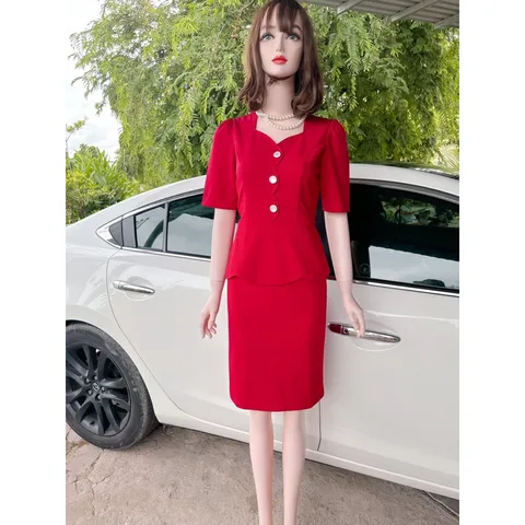 Đầm công sở siêu đẹp phối nút Hàng có sẵn giao ngay  Giá 290k Chất liệu umi Mỹ cao cấp, co giãn dễ mặc  Màu đỏ