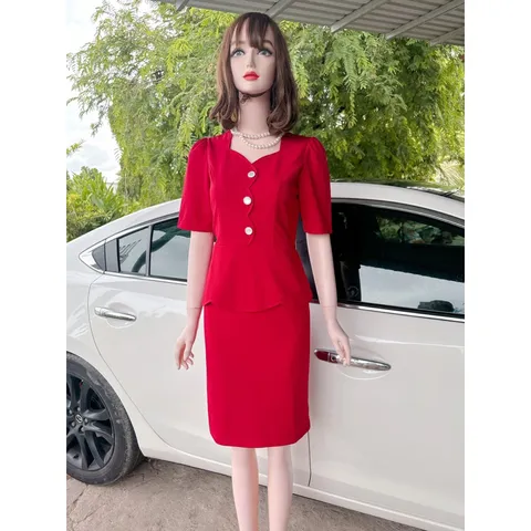 Đầm công sở siêu đẹp phối nút Hàng có sẵn giao ngay  Giá 290k Chất liệu umi Mỹ cao cấp, co giãn dễ mặc  Màu đỏ