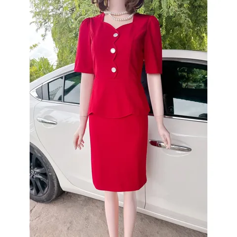 Đầm công sở siêu đẹp phối nút Hàng có sẵn giao ngay  Giá 290k Chất liệu umi Mỹ cao cấp, co giãn dễ mặc  Màu đỏ