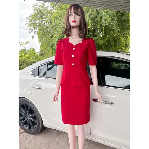 Đầm công sở siêu đẹp phối nút Hàng có sẵn giao ngay  Giá 290k Chất liệu umi Mỹ cao cấp, co giãn dễ mặc  Màu đỏ