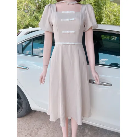 Váy dáng chữ A cổ hình vuông chiết eo cột nơ Giá 290k, người ta đang bán gần 4xx Size S Hàng có sẵn giao ngay
