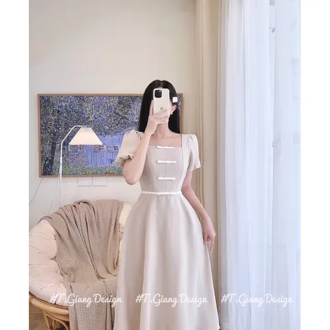 Váy dáng chữ A cổ hình vuông chiết eo cột nơ Giá 290k, người ta đang bán gần 4xx Size S Hàng có sẵn giao ngay