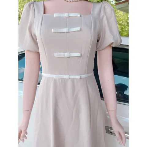 Váy dáng chữ A cổ hình vuông chiết eo cột nơ Giá 290k, người ta đang bán gần 4xx Size S Hàng có sẵn giao ngay