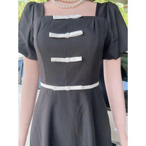 Váy dáng chữ A cổ hình vuông chiết eo cột nơ Giá 290k, người ta đang bán gần 4xx Size S Hàng có sẵn giao ngay Màu đen