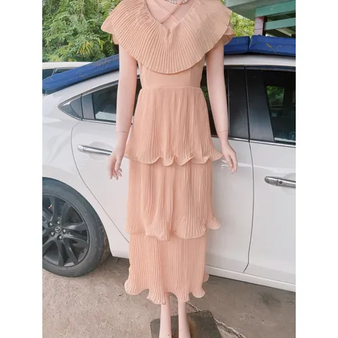 Đầm đi biển đầm đi chơi  Màu kem chất tơ dập ly cuốn bèo 3 tầng Giá 299k, người ta đang bán gần 1tr2 Hàng có sẵn giao