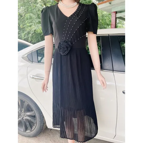 Đầm dáng xòe dập li đính hạt tỉ mỉ , sang trọng  Giá 290k Hàng có sẵn giao ngay Màu đen Không nhăn