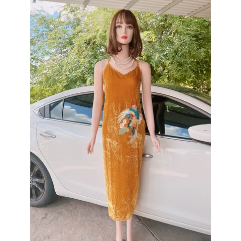 Đầm Nhung hai dây thêu quý phái sang trọng Màu vàng Form rộng Đủ size tới 75kg Hàng có sẵn giao ngay Chất liệu nhung