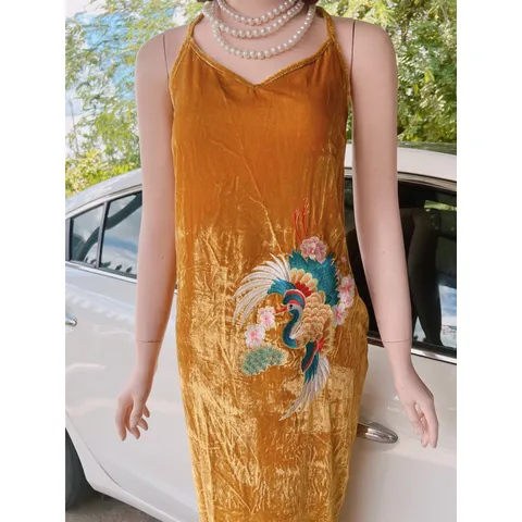 Đầm Nhung hai dây thêu quý phái sang trọng Màu vàng Form rộng Đủ size tới 75kg Hàng có sẵn giao ngay Chất liệu nhung