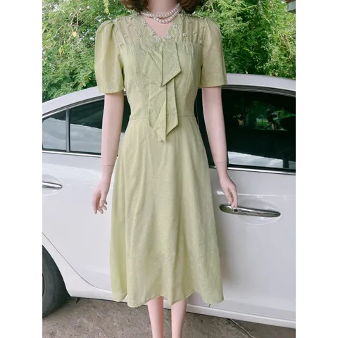 Đầm đính ngọc màu xanh cốm Hàng có sẵn giao ngay Chất liệu thô hoa siêu đẹp Giá 290k Đúp lót 2 lớp Phía sau có bo chun