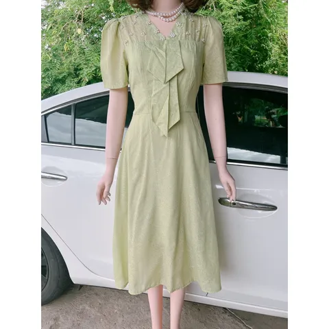 Đầm đính ngọc màu xanh cốm Hàng có sẵn giao ngay Chất liệu thô hoa siêu đẹp Giá 290k Đúp lót 2 lớp Phía sau có bo chun