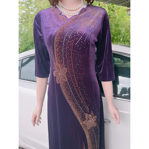 Đầm dạ hội nhung trung niên đi tiệc xẻ tà cổ V tay lỡ hoa mai kết đá ép cườm dọc Đầm dạ hội trung niên đi tiệc xẻ tà