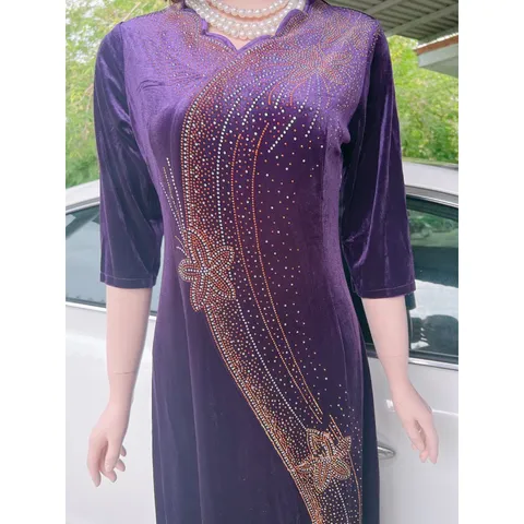 Đầm dạ hội nhung trung niên đi tiệc xẻ tà cổ V tay lỡ hoa mai kết đá ép cườm dọc Đầm dạ hội trung niên đi tiệc xẻ tà