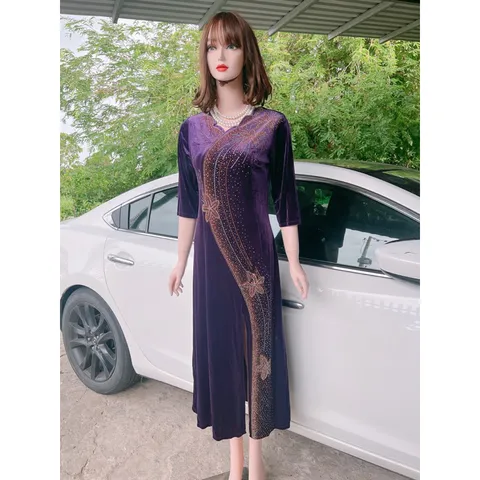 Đầm dạ hội nhung trung niên đi tiệc xẻ tà cổ V tay lỡ hoa mai kết đá ép cườm dọc Đầm dạ hội trung niên đi tiệc xẻ tà