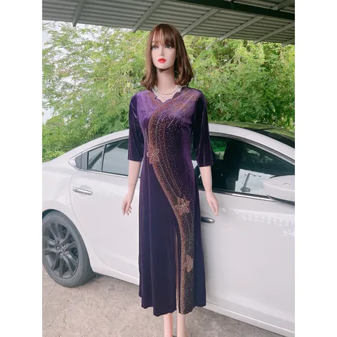 Đầm dạ hội nhung trung niên đi tiệc xẻ tà cổ V tay lỡ hoa mai kết đá ép cườm dọc Đầm dạ hội trung niên đi tiệc xẻ tà