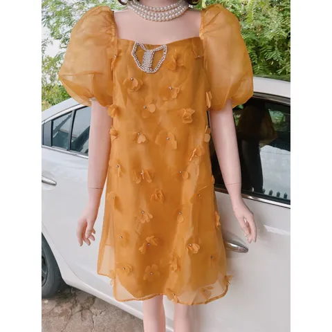Trở thành nàng thơ thu hút mọi ánh nhìn với chiếc váy tơ đính hoa mềm mại thướt tha. Váy màu vàng nổi bật tôn da,l
