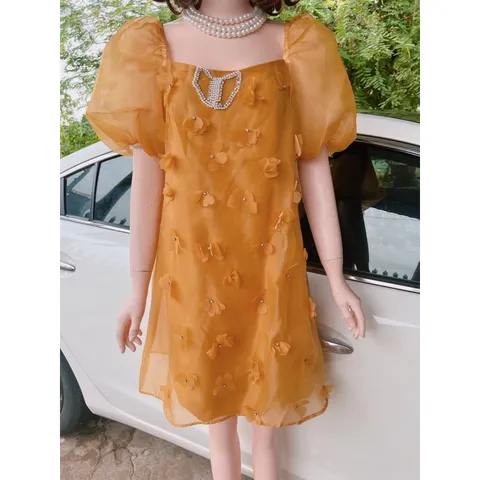 Trở thành nàng thơ thu hút mọi ánh nhìn với chiếc váy tơ đính hoa mềm mại thướt tha. Váy màu vàng nổi bật tôn da,l