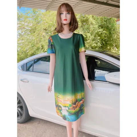 Đầm suông trung niên hình phong cảnh chất liệu vải lụa thượng uyển mềm mịn mát sang chảnh ,che khuyết điểm bụng