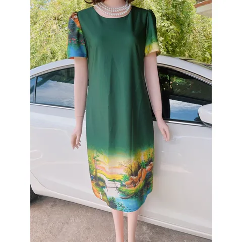 Đầm suông trung niên hình phong cảnh chất liệu vải lụa thượng uyển mềm mịn mát sang chảnh ,che khuyết điểm bụng