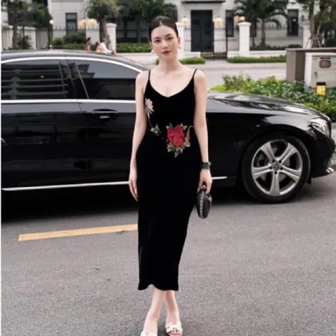 Váy nhung thêu hoa hồng sang trọng [NHUNG THE] Váy nhung the 2 dây cao cấp Giá 390k, người ta đang bán gần 7xx