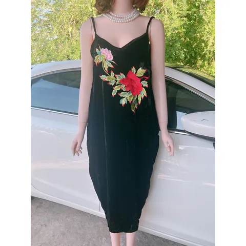 Váy nhung thêu hoa hồng sang trọng [NHUNG THE] Váy nhung the 2 dây cao cấp Giá 390k, người ta đang bán gần 7xx
