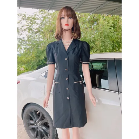 Đầm thiết kế cổ vest, có túi Phù hợp cho cô nàng thanh lịch, sang trọng Có màu vàng và đen Chất liệu dày mịn