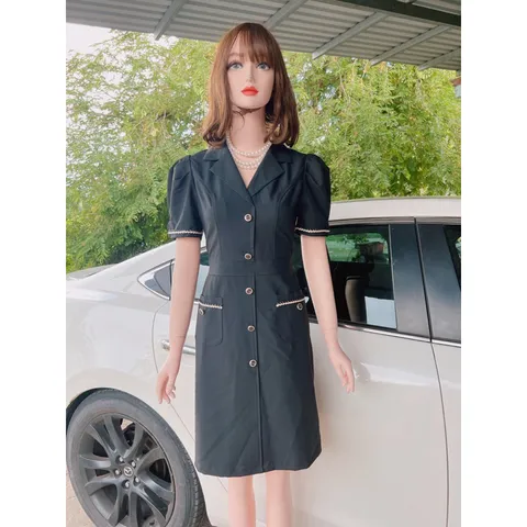 Đầm thiết kế cổ vest, có túi Phù hợp cho cô nàng thanh lịch, sang trọng Có màu vàng và đen Chất liệu dày mịn