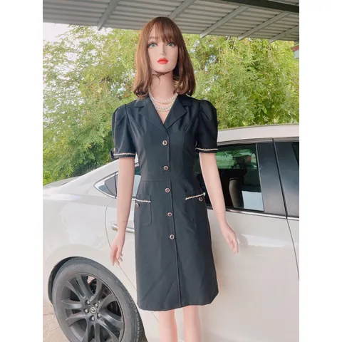 Đầm thiết kế cổ vest, có túi Phù hợp cho cô nàng thanh lịch, sang trọng Có màu vàng và đen Chất liệu dày mịn