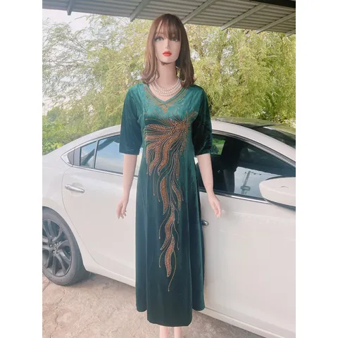 Đầm nhung siêu đẹp Giá 390k Hàng có sẵn giao ngay Hình chụp thật 100% Màu đen,  xanh đen , rêu , lý  Chất liêu nhung
