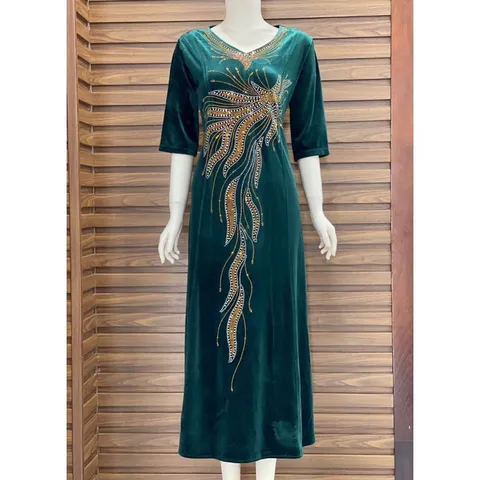 Đầm nhung siêu đẹp Giá 390k Hàng có sẵn giao ngay Hình chụp thật 100% Màu đen,  xanh đen , rêu , lý  Chất liêu nhung