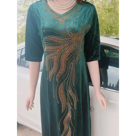 Đầm nhung siêu đẹp Giá 390k Hàng có sẵn giao ngay Hình chụp thật 100% Màu đen,  xanh đen , rêu , lý  Chất liêu nhung