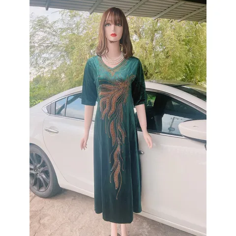 Đầm nhung siêu đẹp Giá 390k Hàng có sẵn giao ngay Hình chụp thật 100% Màu đen,  xanh đen , rêu , lý  Chất liêu nhung