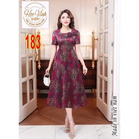 Đầm trung niên cao cấp. Đầm chất nhũ kim tuyến. Kiểu dáng đơn giản mà vẫn sang trọng quý phái mới mẻ. Chất liệu co dãn