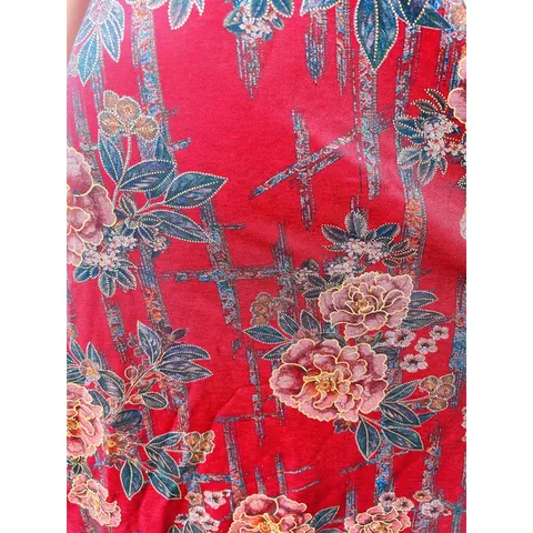 Đầm trung niên cao cấp. Đầm chất nhũ kim tuyến. Kiểu dáng đơn giản mà vẫn sang trọng quý phái mới mẻ. Chất liệu co dãn